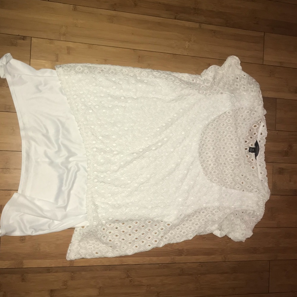 Vera Wang Med Lace shell w white tank top
